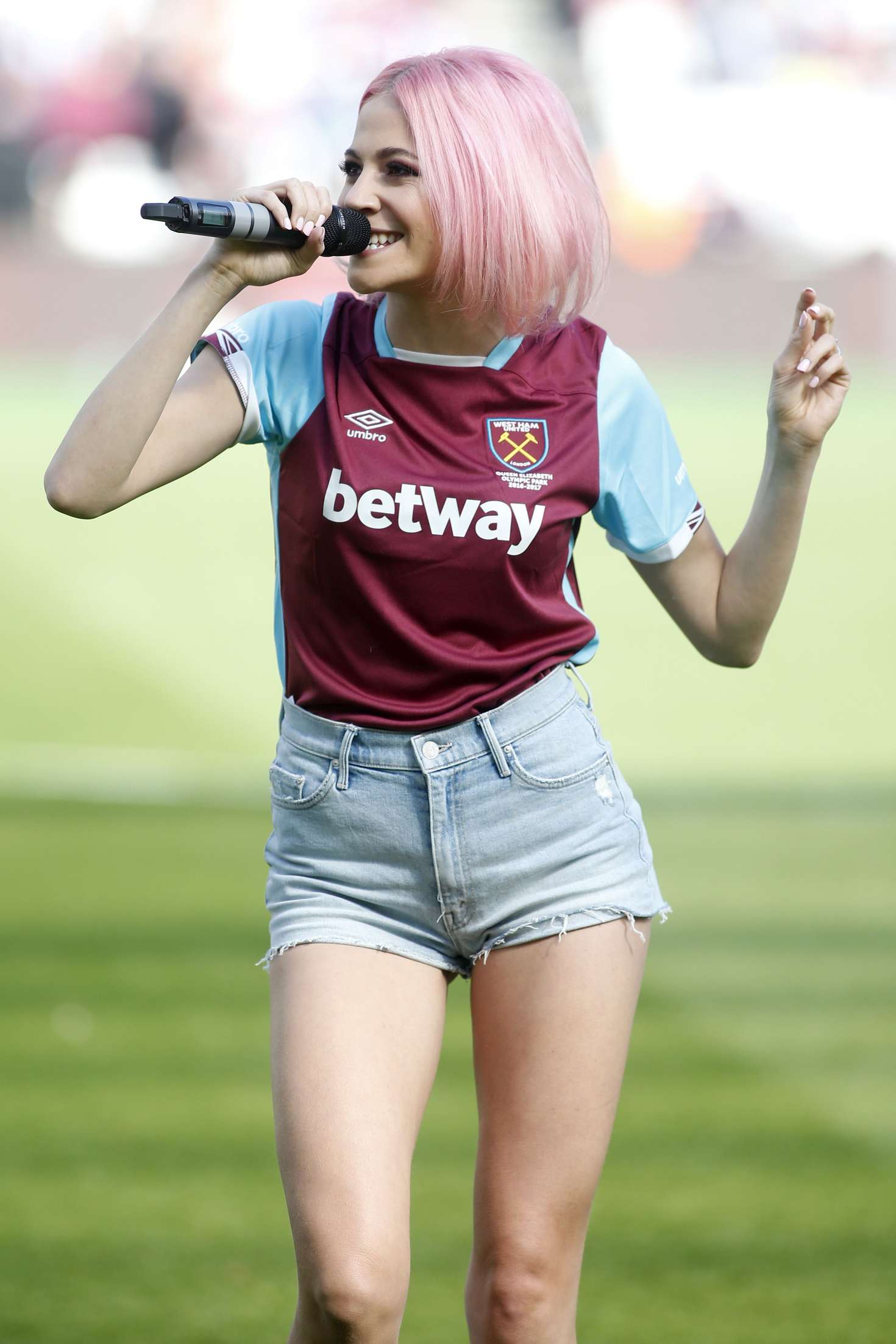 Pixie Lott Performs At West Ham United V Everton 04 Gotceleb