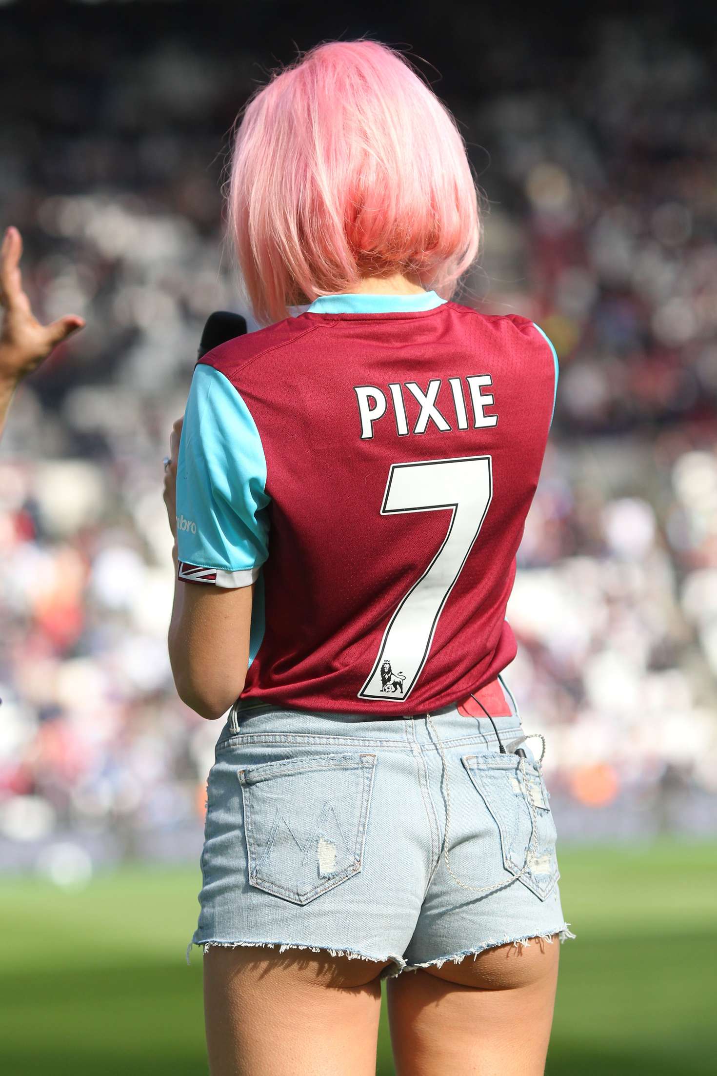 Pixie Lott Performs At West Ham United V Everton 18 Gotceleb