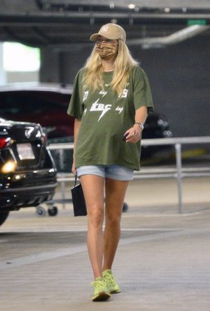 Pregnant Jessica Hart - Seen shopping with her mom in Los Angeles