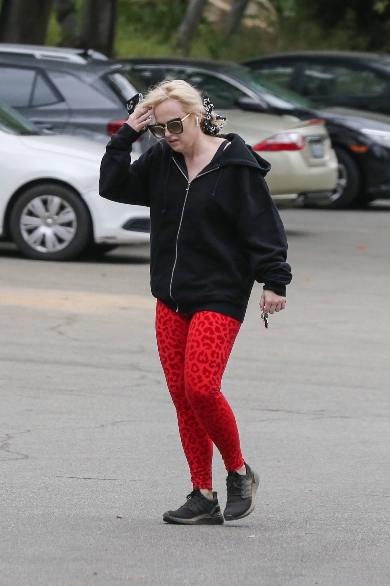 Rebel Wilson Hiking Candids At Griffith Park 01 Gotceleb 