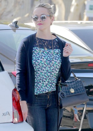 Reese Witherspoon at Gelson's in Pacific Palisades
