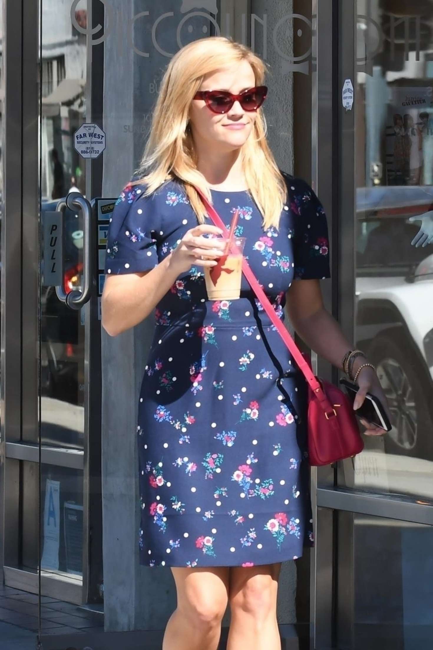 Reese Witherspoon – Grabs coffee in Los Angeles | GotCeleb