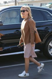 Reese Witherspoon - Heads into her office at Hello Sunshine in Santa Monica