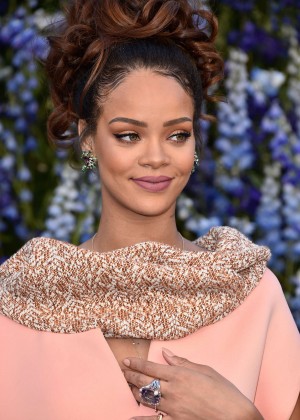 Rihanna - Christian Dior's SS 2016 Paris Fashion Week