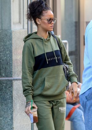 Rihanna Leaves her apartment in New York