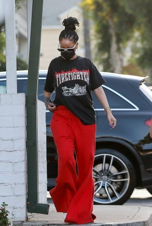 Rihanna - Shopping candids at Ralphs and Bristol Farms in Beverly Hills