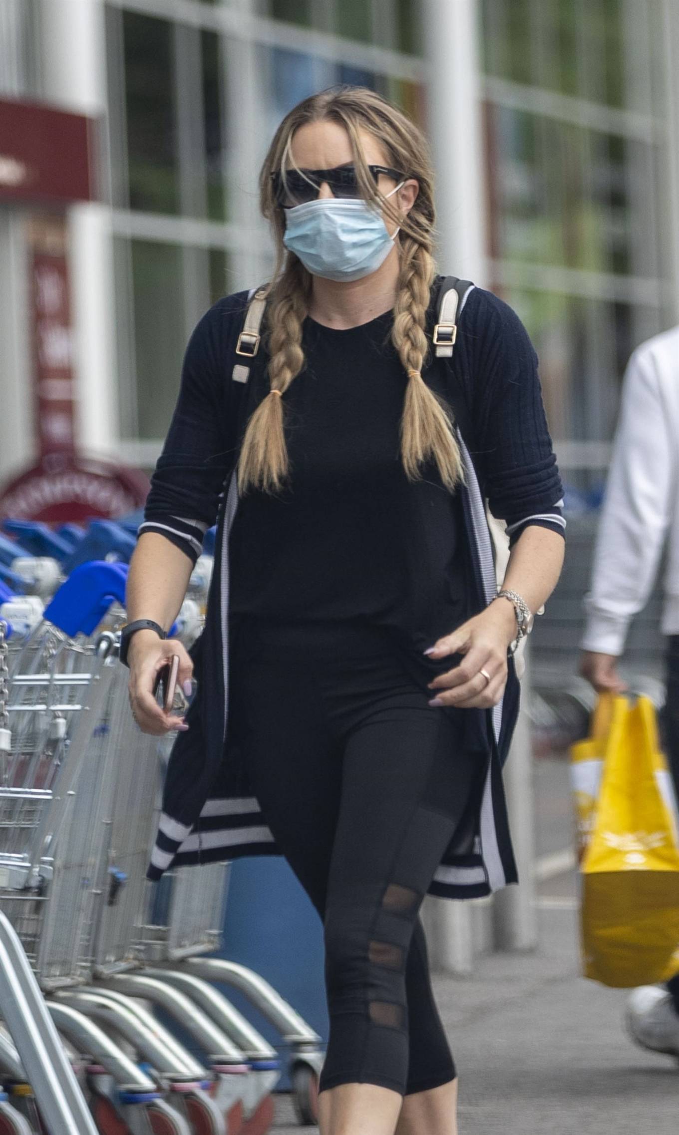 Rita Simons – Wearing mask while running errands without her wedding ring