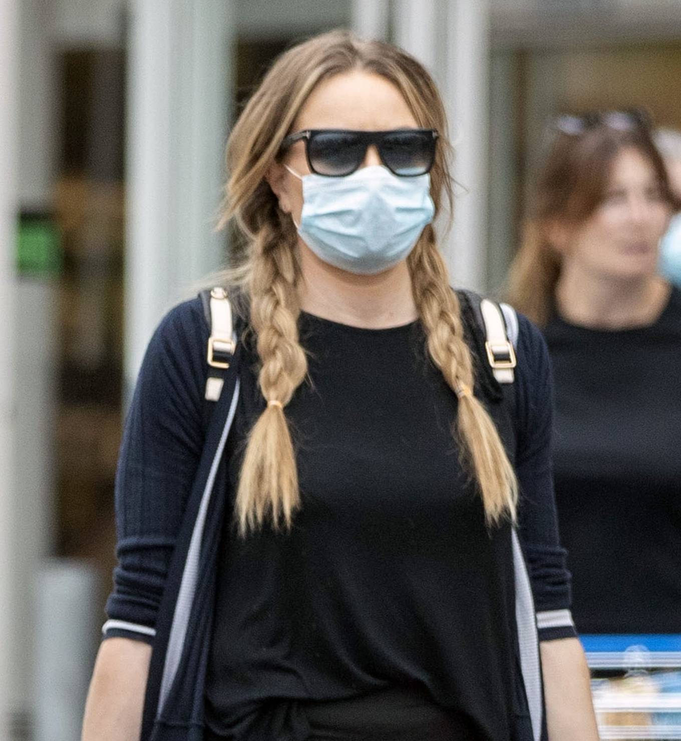 Rita Simons – Wearing mask while running errands without her wedding ring