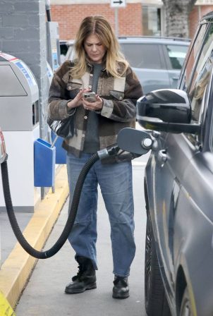 Rita Wilson - Makes a pit stop at a Brentwood gas station