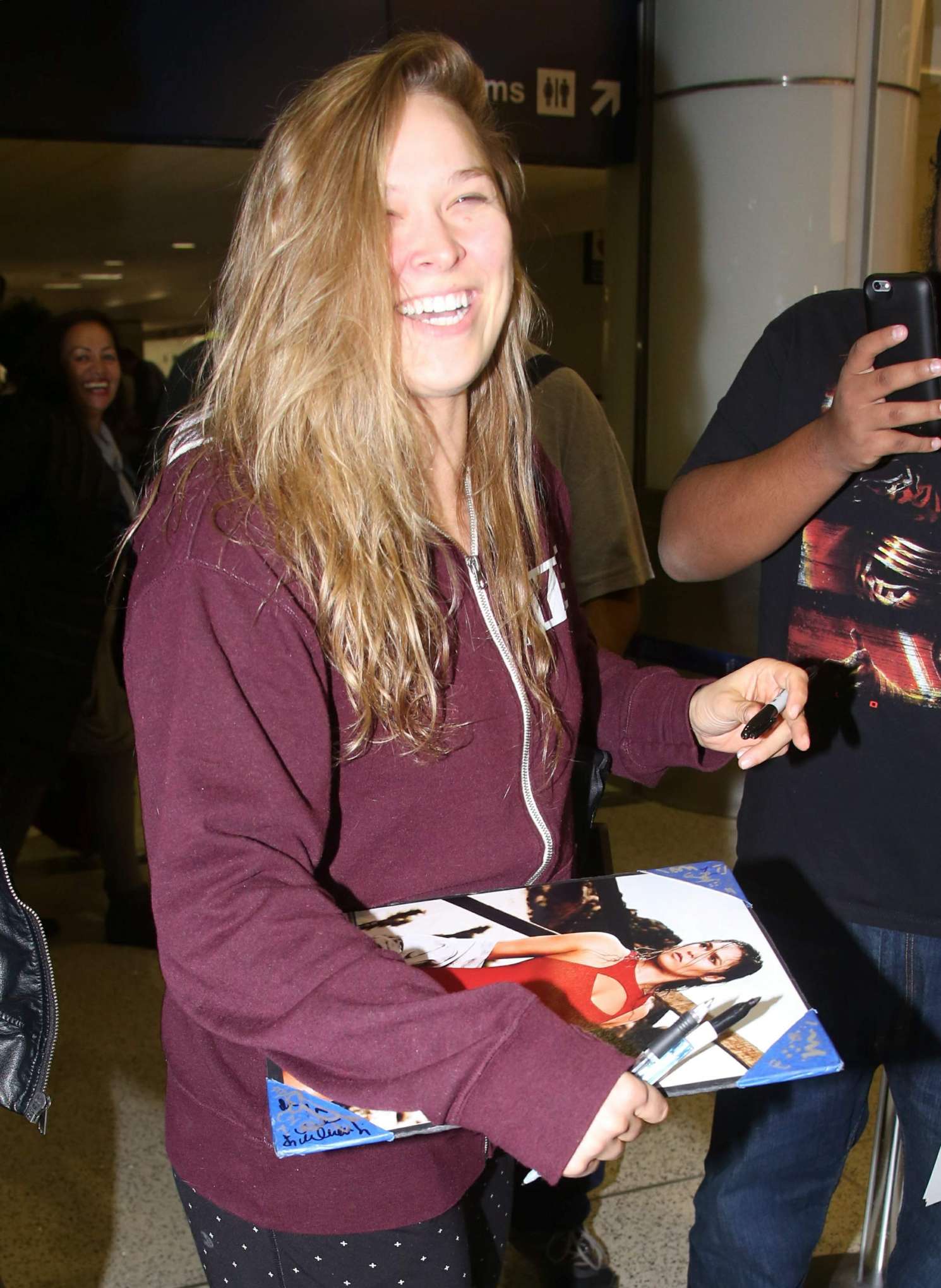 Ronda Rousey 2015 : Ronda Rousey sign autographs at LAX Airport Forums-10