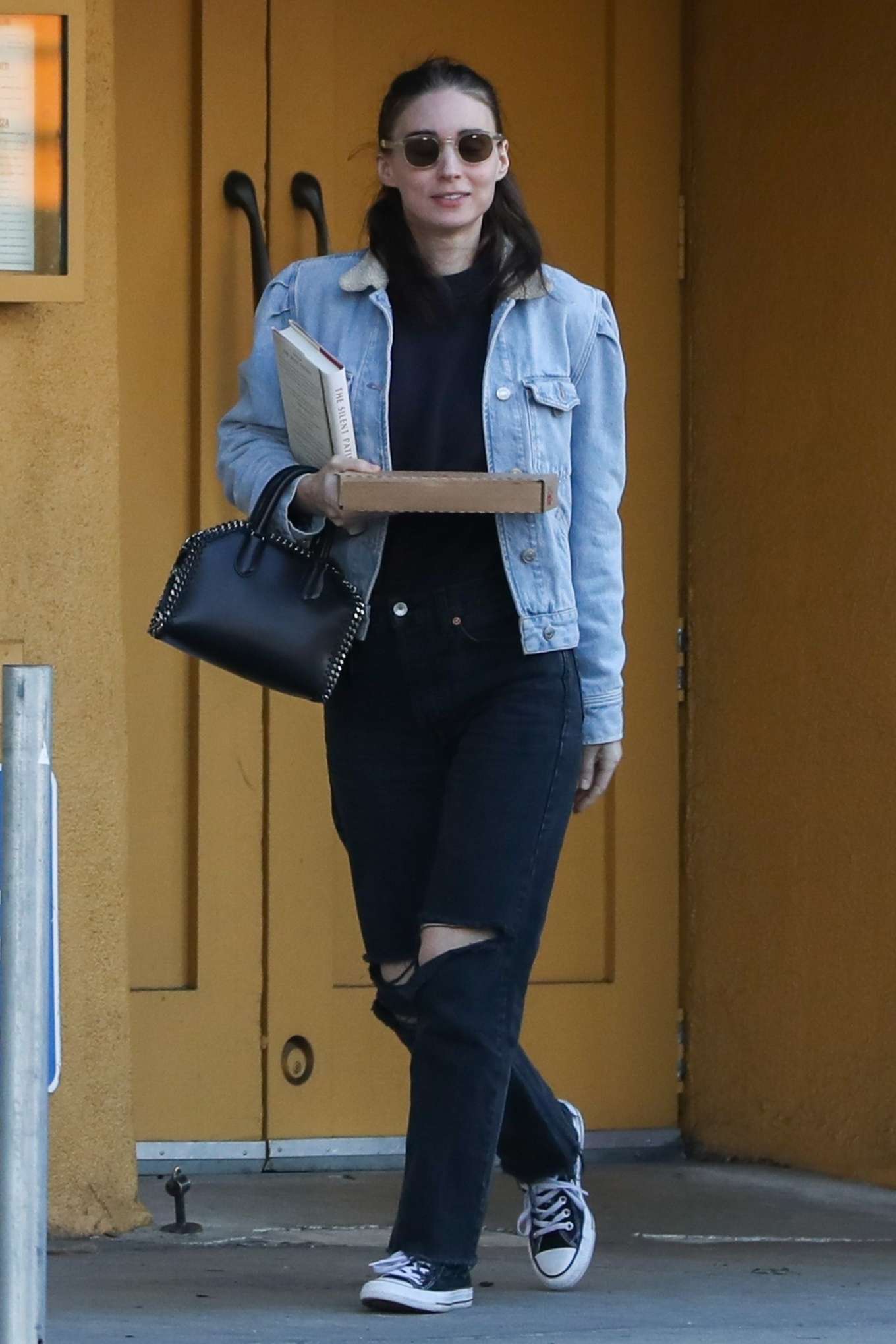Rooney Mara in Black Ripped Jeans – Out in Hollywood | GotCeleb