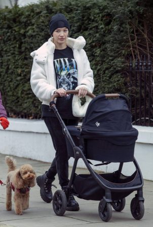 Roxy Horner - Seen walking in Notting Hill