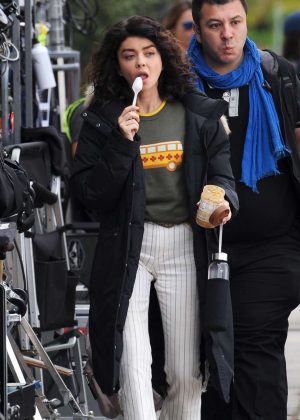 Sarah Hyland - Filming Scenes for 'The Wedding Year' in Los Angeles
