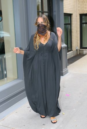 Sarah Jessica Parker - Seen outside her shoe store in New York