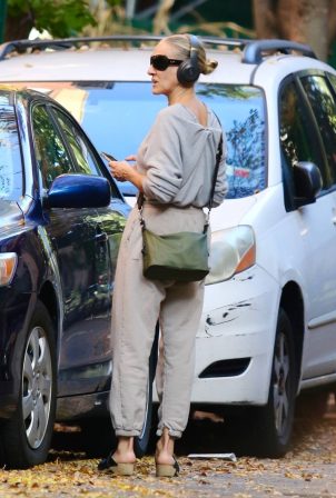 Sarah Jessica Parker- Waiting for Uber in New York