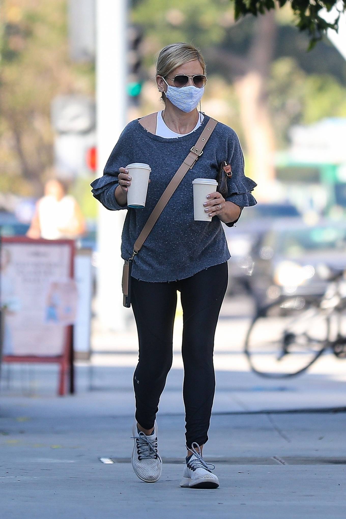 Sarah Michelle Gellar - Grabs coffee from Blue Bottle Coffee in