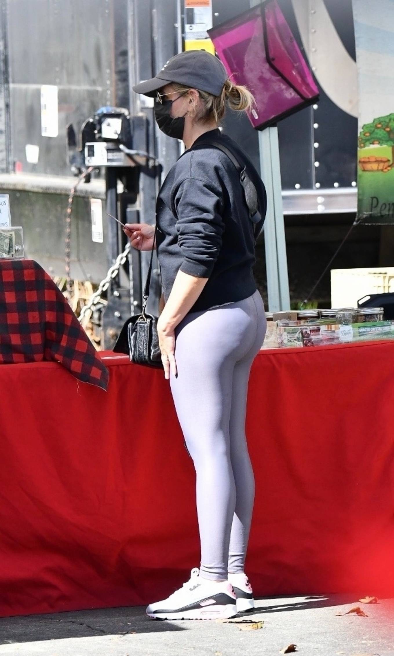 Sarah Michelle Gellar - In yoga pants with classic Nike Air Max sneakers at  Farmers Market-15 | GotCeleb