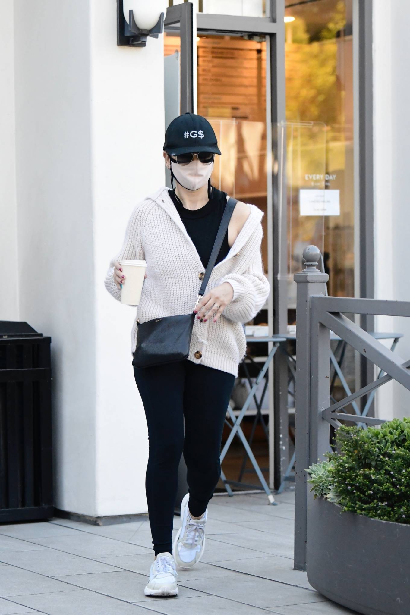 Sarah Michelle Gellar – Starts off the new year with a trip to the gym in Brentwood