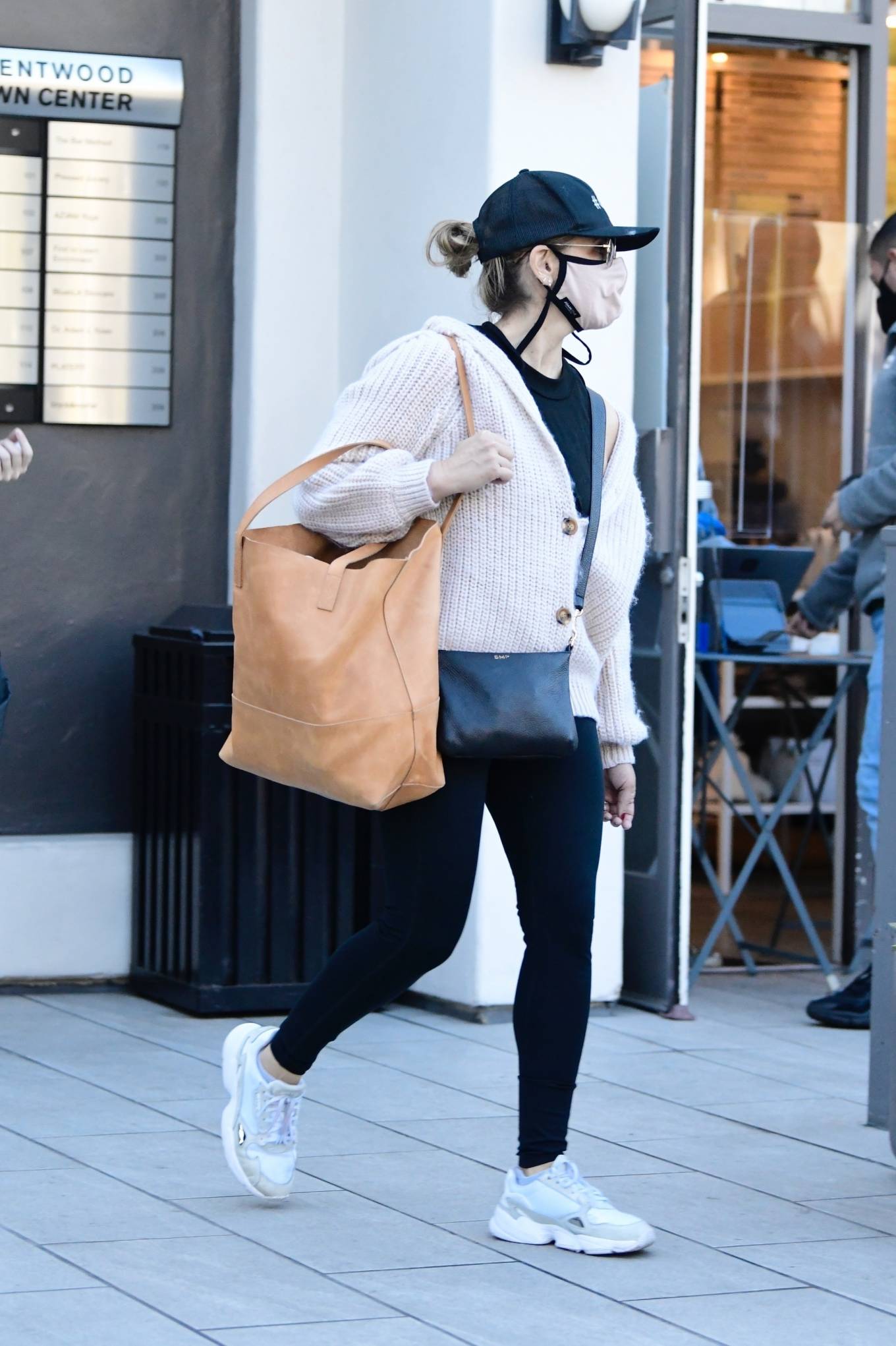 Sarah Michelle Gellar – Starts off the new year with a trip to the gym in Brentwood