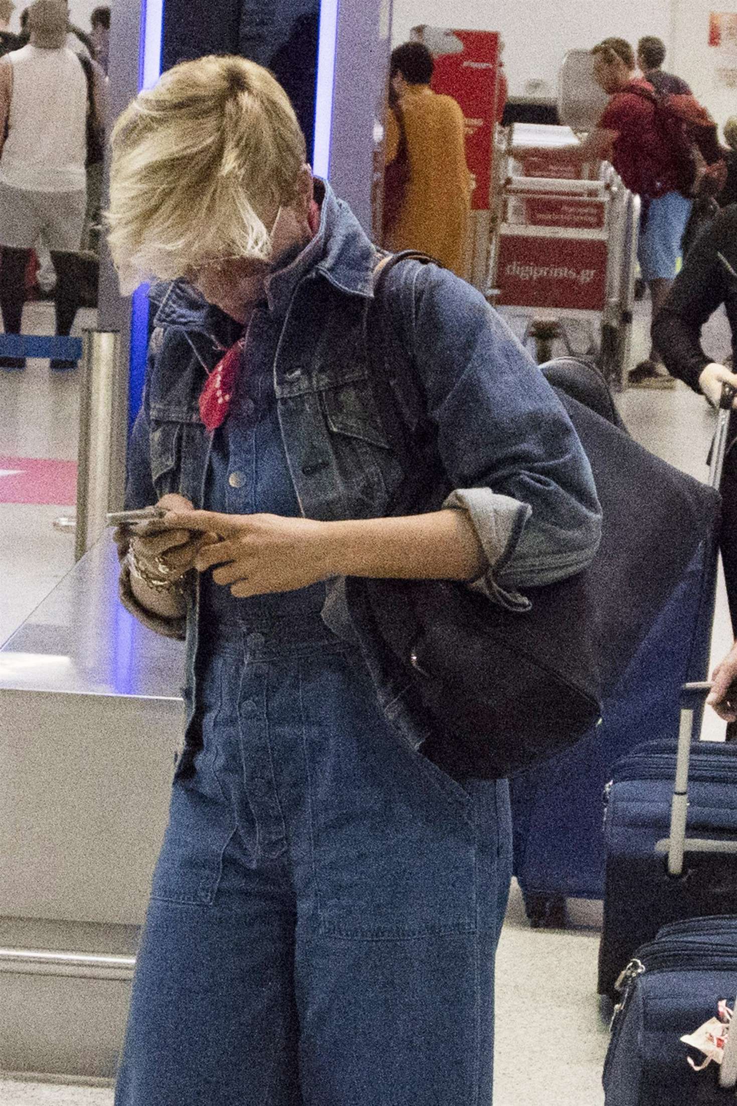 Scarlett Johansson 2017 : Scarlett Johansson at Athens Airport -01