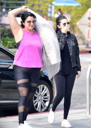 Selena Gomez - Grabs a morning coffee in Los Angeles