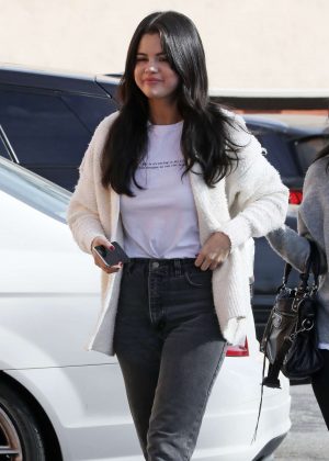Selena Gomez - Out for lunch in Los Angeles