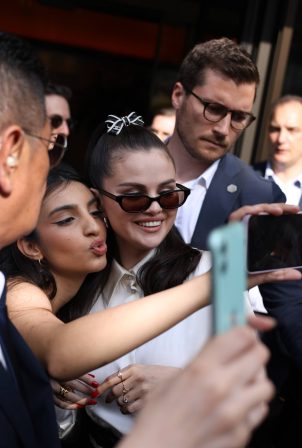 Selena Gomez - Seen with her fans outside the Bulgari Hotel in Paris