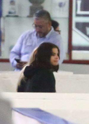 Selena Gomez - Watches Justin Bieber play Hokey in LA