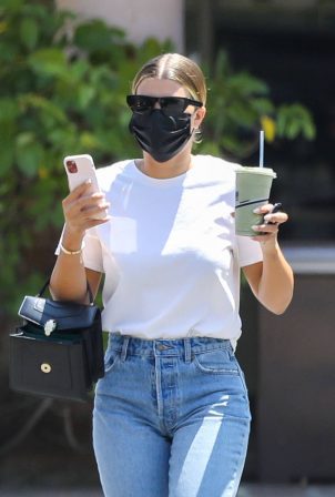 Sofia Richie - Hanging out with friends in Malibu