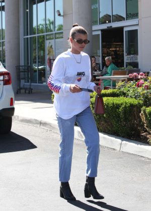 Sofia Richie in Jeans Shopping in Calabasas