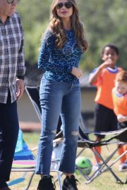 Sofia Vergara - Filming 'Modern Family' set in Los Angeles