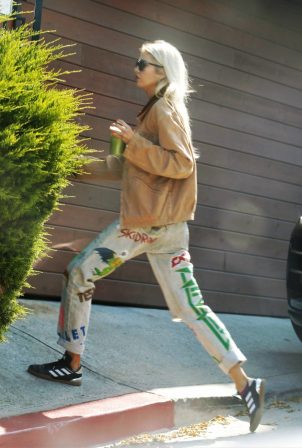 Stella Maxwell - Returns from a morning coffee run in Los Angeles