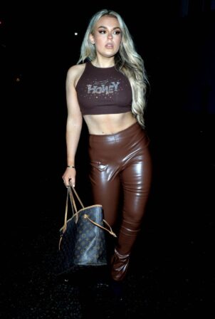 Tallia Storm - In skinny leather flashed her toned abs in London