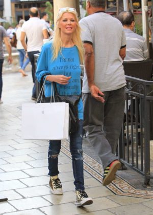 Tara Reid at the Apple store at the Grove in Hollywood