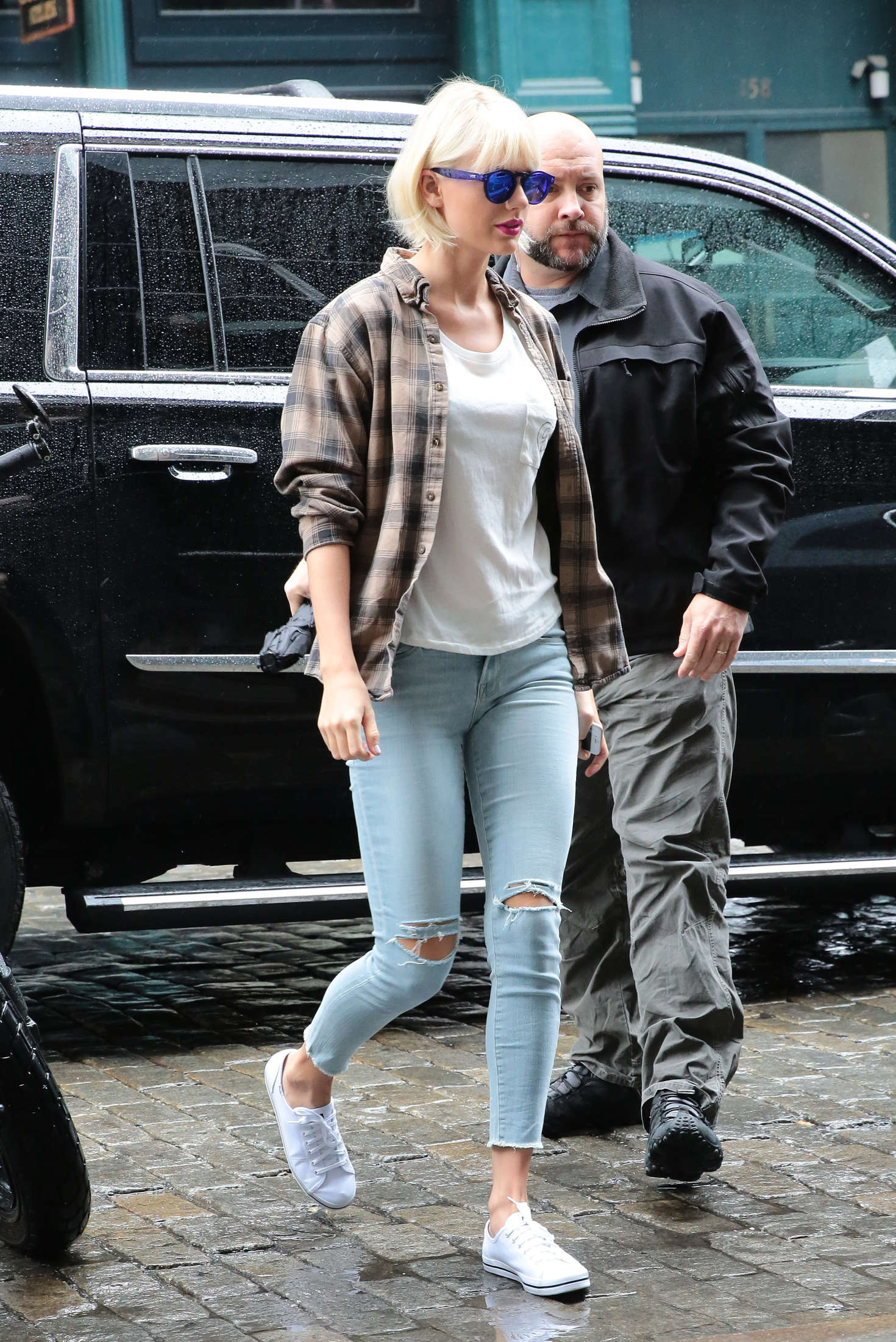 Taylor Swift in Ripped Jeans -11 – GotCeleb