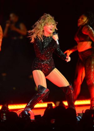 Taylor Swift - Performs at her reputation Stadium Tour in Miami