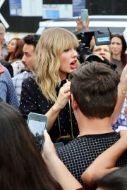Taylor Swift - Visits her 'Lover' mural installation in NY