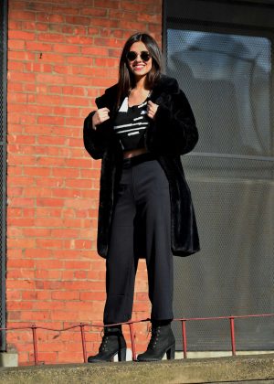 Victoria Justice - Poses for the camera in Dumbo