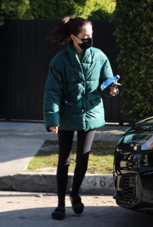 Zoey Deutch - Leaving a pilates class this afternoon in Los Angeles